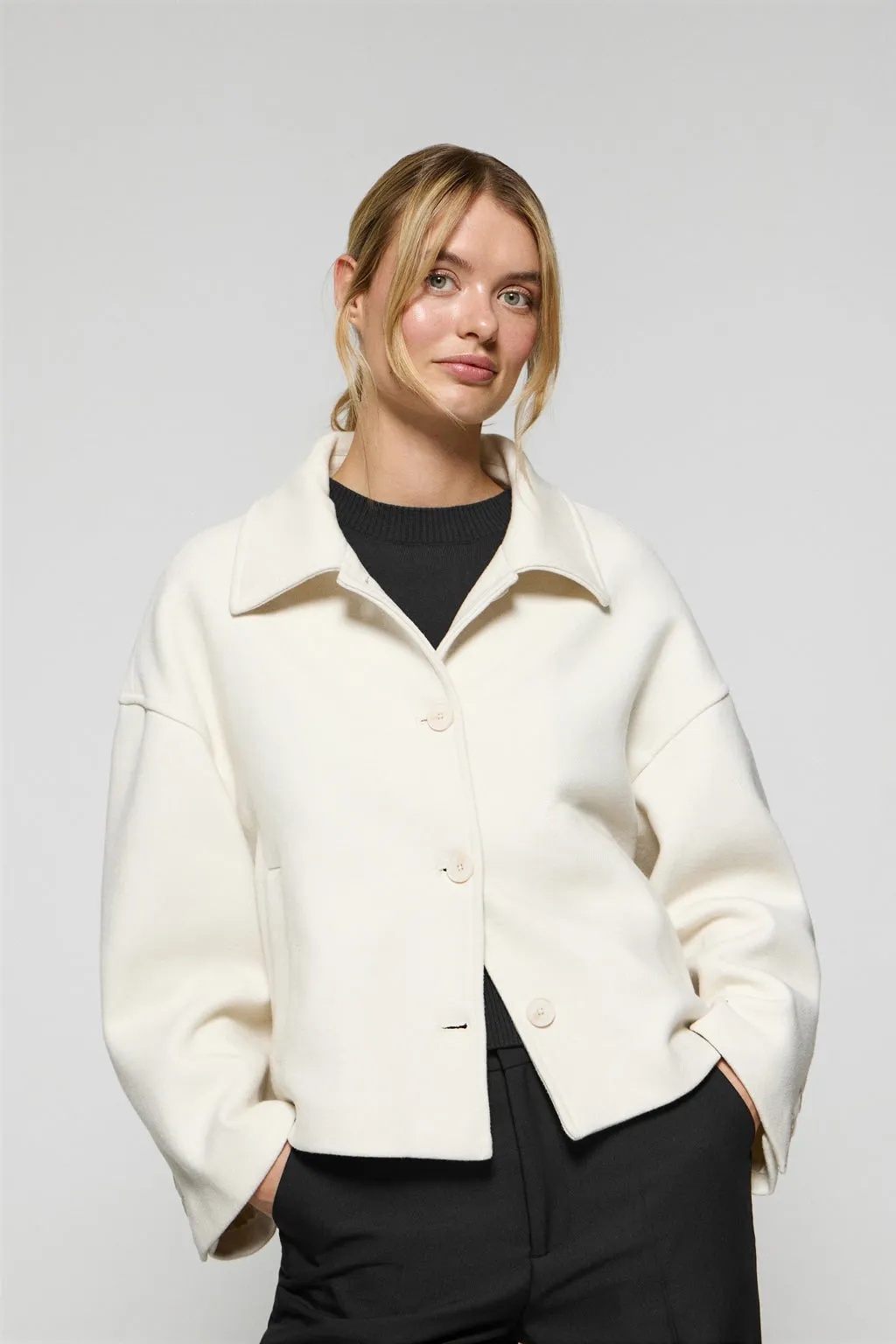 Abrigo corto Lita beige abotonado y detalles Polo Club