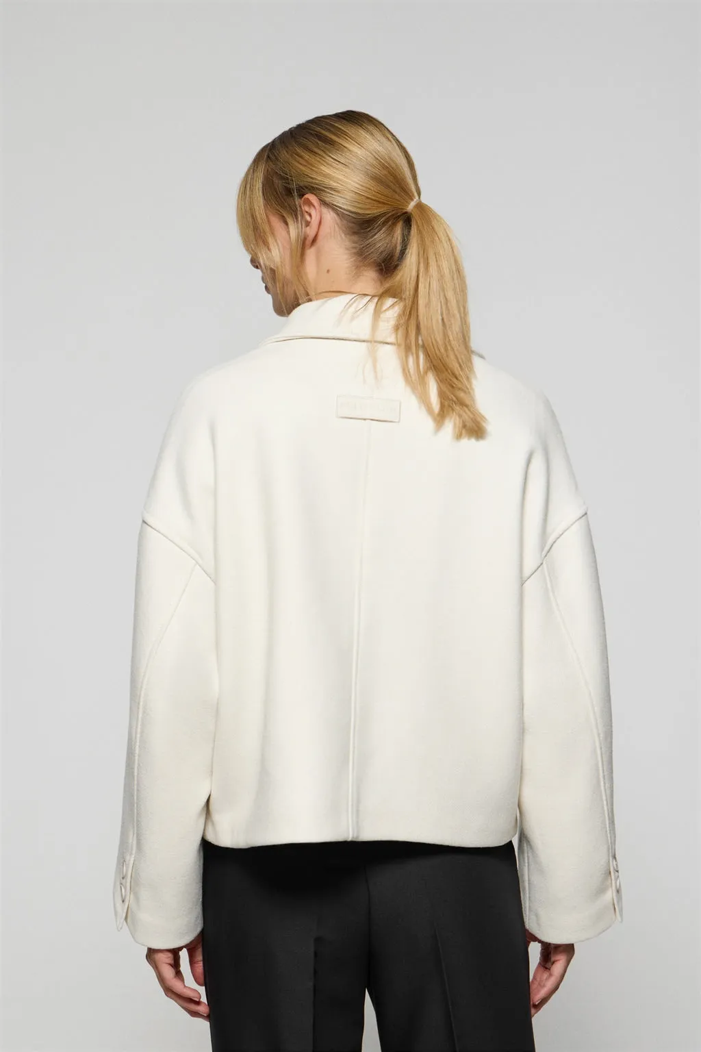 Abrigo corto Lita beige abotonado y detalles Polo Club