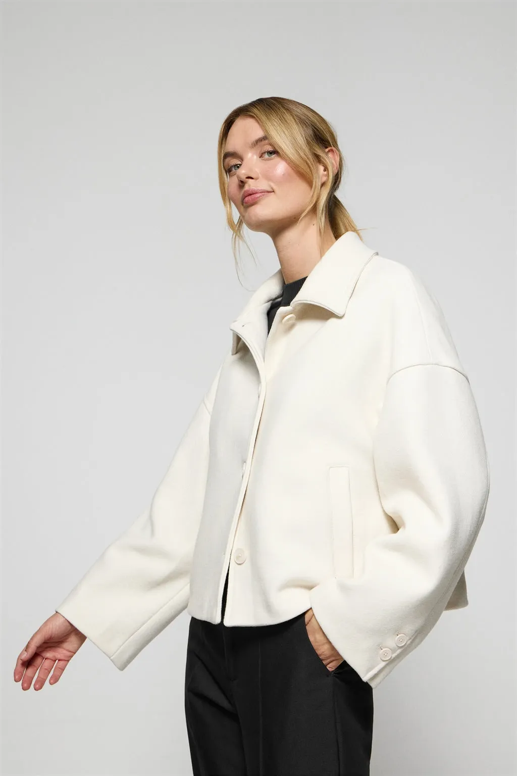 Abrigo corto Lita beige abotonado y detalles Polo Club