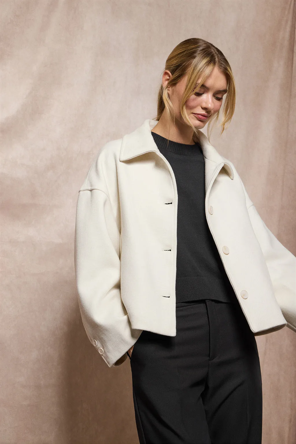 Abrigo corto Lita beige abotonado y detalles Polo Club
