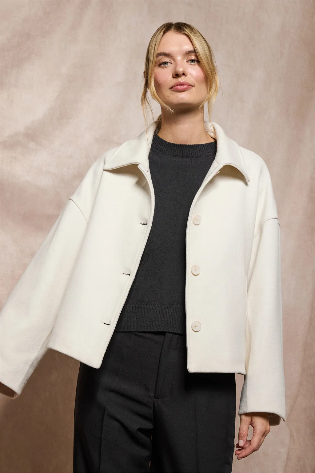 Abrigo corto Lita beige abotonado y detalles Polo Club