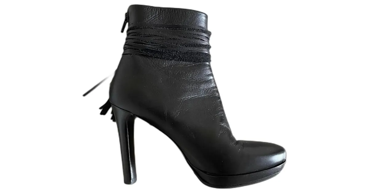 Autre Marque Botas o botines de cuero negro T. 37,5 con correa en el tobillo y un pompón. 
