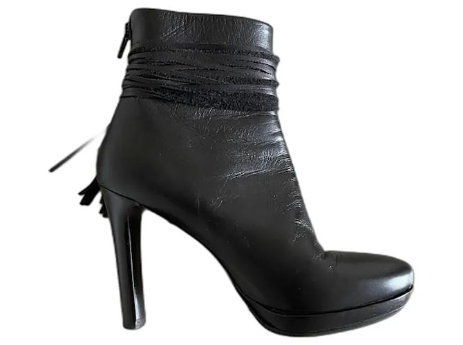 Autre Marque Botas o botines de cuero negro T. 37,5 con correa en el tobillo y un pompón. 
