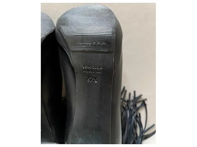 Autre Marque Botas o botines de cuero negro T. 37,5 con correa en el tobillo y un pompón. 