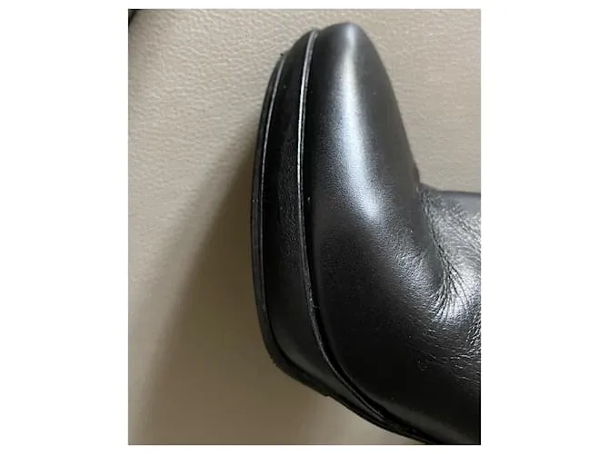 Autre Marque Botas o botines de cuero negro T. 37,5 con correa en el tobillo y un pompón. 