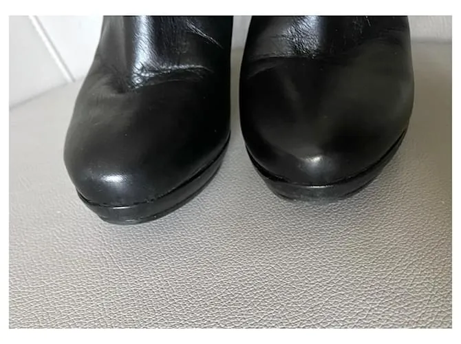 Autre Marque Botas o botines de cuero negro T. 37,5 con correa en el tobillo y un pompón. 
