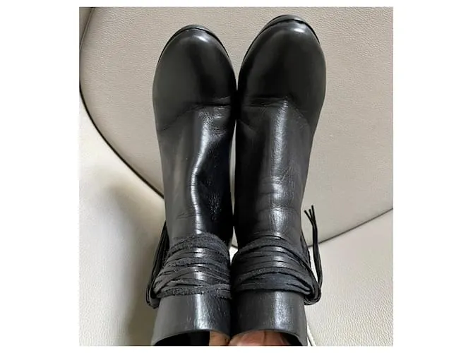 Autre Marque Botas o botines de cuero negro T. 37,5 con correa en el tobillo y un pompón. 