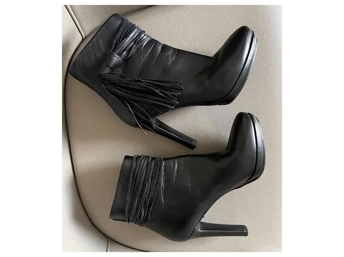 Autre Marque Botas o botines de cuero negro T. 37,5 con correa en el tobillo y un pompón. 