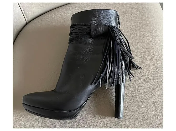 Autre Marque Botas o botines de cuero negro T. 37,5 con correa en el tobillo y un pompón. 