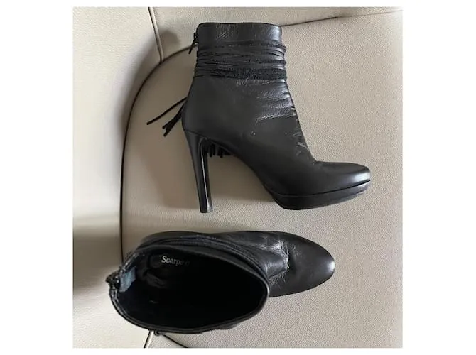 Autre Marque Botas o botines de cuero negro T. 37,5 con correa en el tobillo y un pompón. 