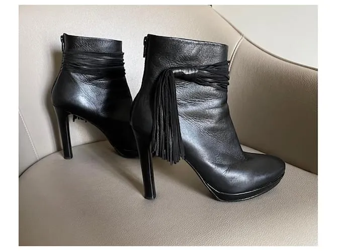 Autre Marque Botas o botines de cuero negro T. 37,5 con correa en el tobillo y un pompón. 