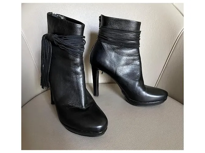 Autre Marque Botas o botines de cuero negro T. 37,5 con correa en el tobillo y un pompón. 