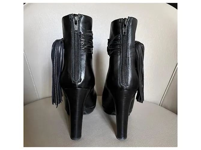 Autre Marque Botas o botines de cuero negro T. 37,5 con correa en el tobillo y un pompón. 