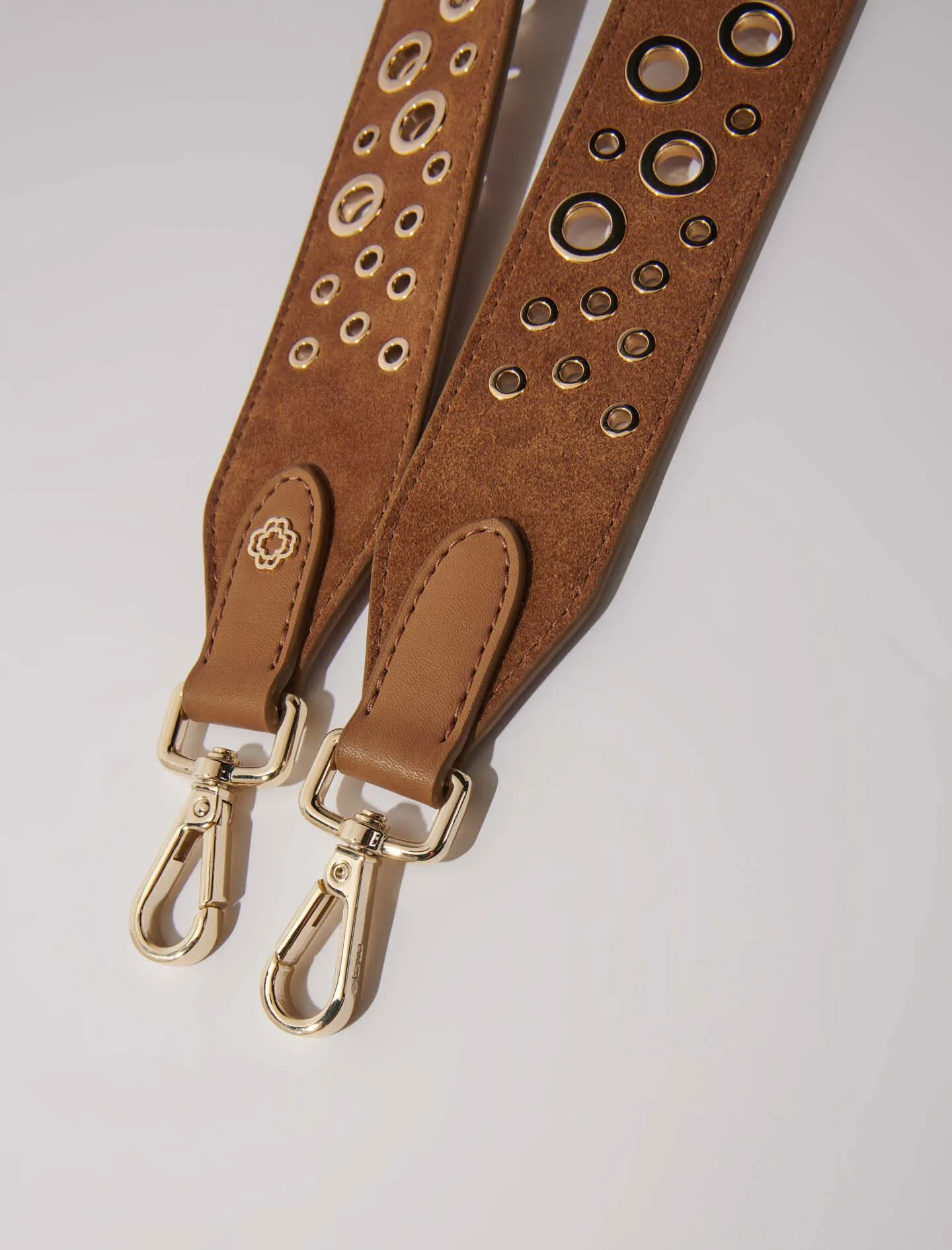Bandolera de ante con tachuelas