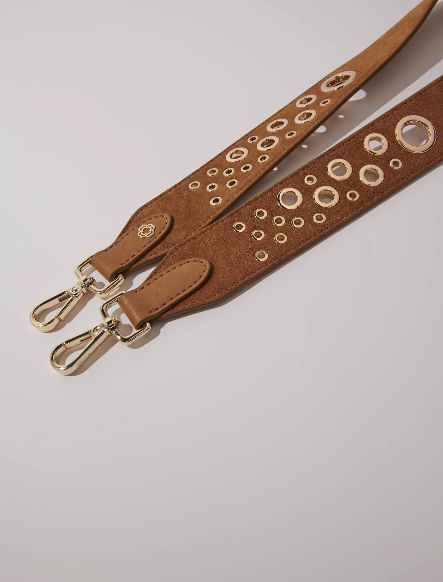 Bandolera de ante con tachuelas