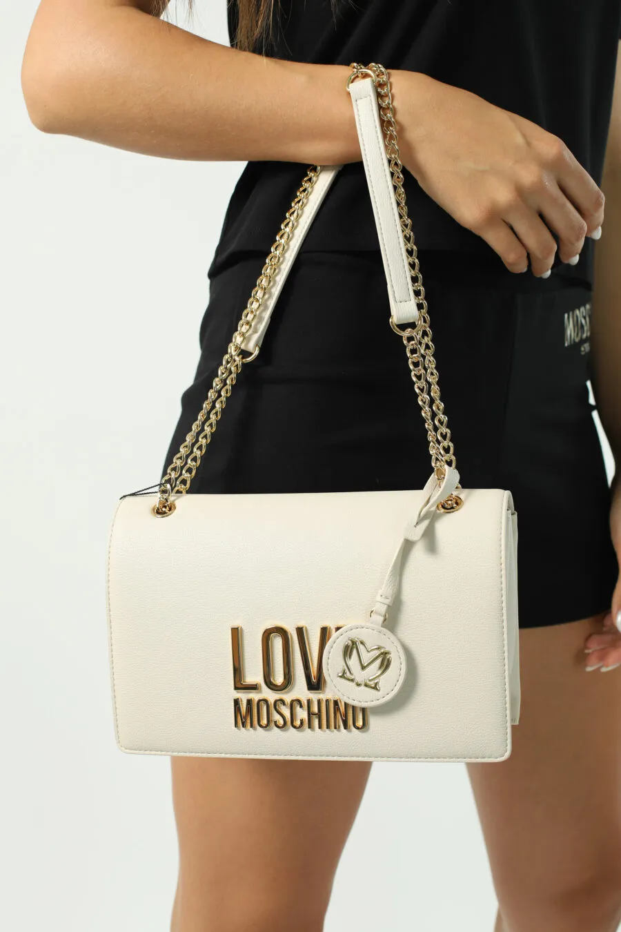 Bolso de hombro blanco con cadena y logo 