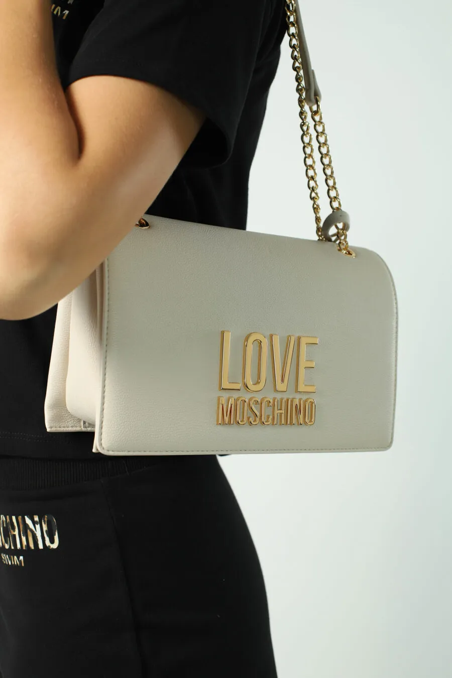 Bolso de hombro blanco con cadena y logo 