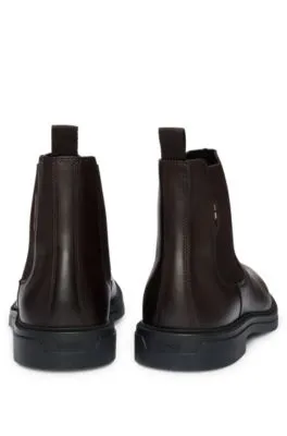 Botines Chelsea de piel con detalle de rayas de la marca