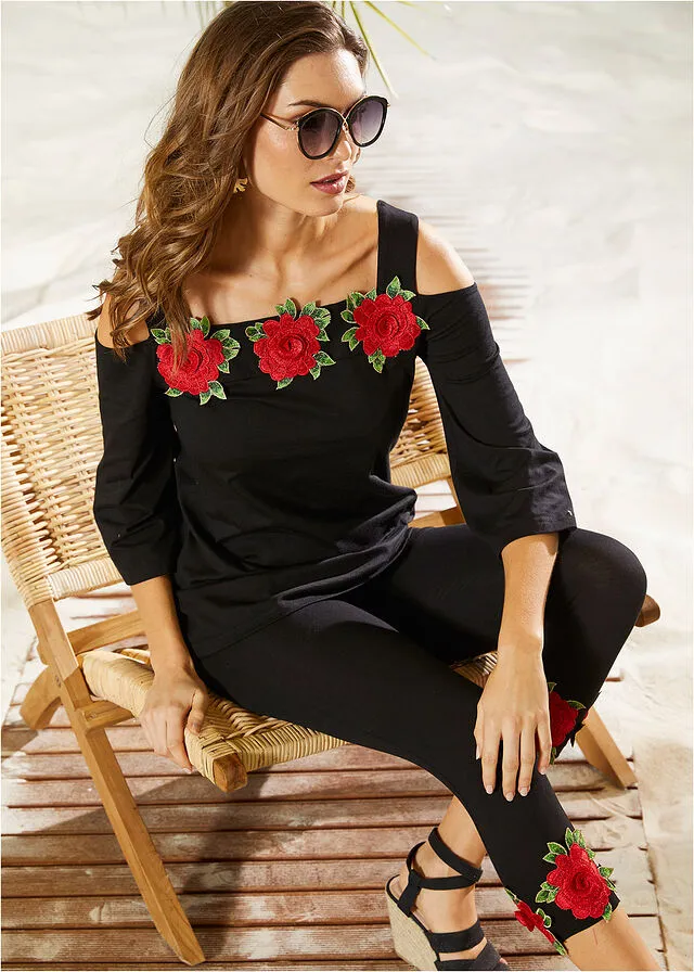 CAMISETA CON HOMBROS AL DESCUBIERTO NEGROROJO DE FLORES