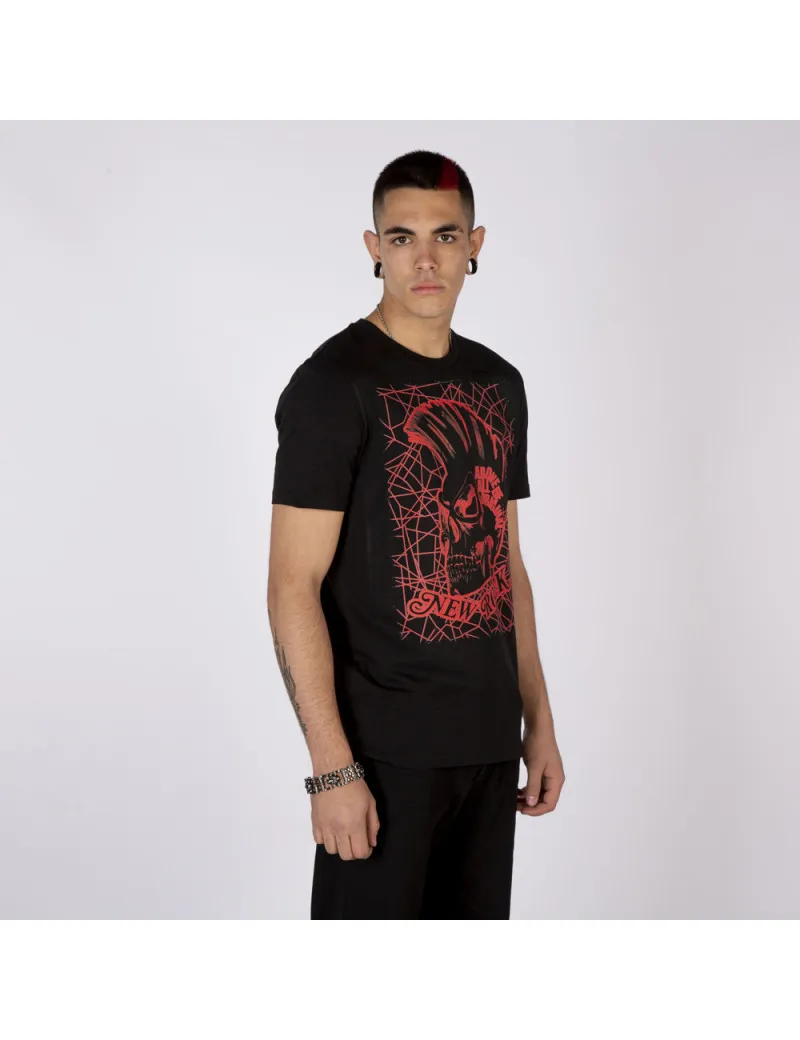 Camiseta original NEWROCK negra con calavera y fondo rojo rallado