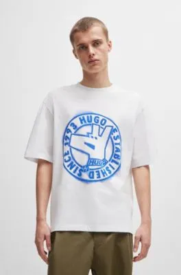 Camiseta regular fit de punto de algodón con ilustración de la marca