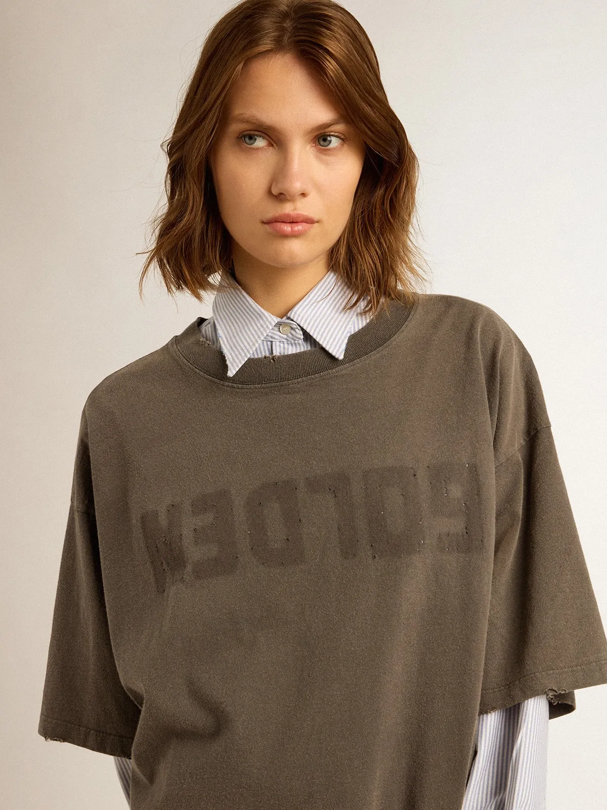Camiseta vestido gris con tratamiento desgastado para mujer