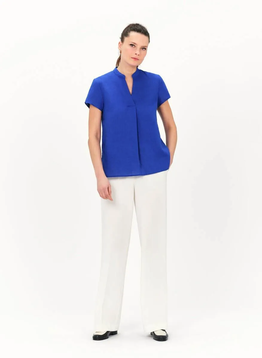 CAROLL KATB  TOP DE LINO CON CUELLO DE PICO EN AZUL