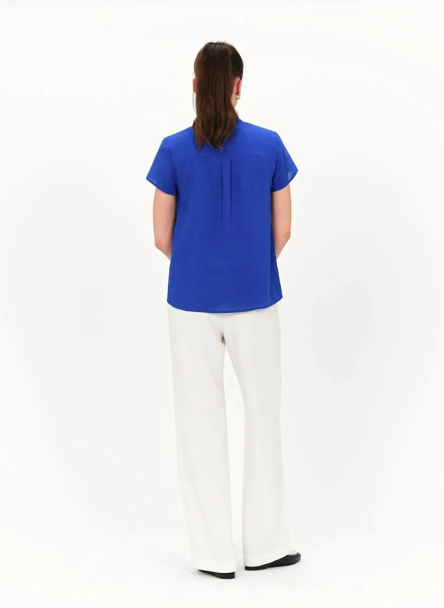 CAROLL KATB  TOP DE LINO CON CUELLO DE PICO EN AZUL