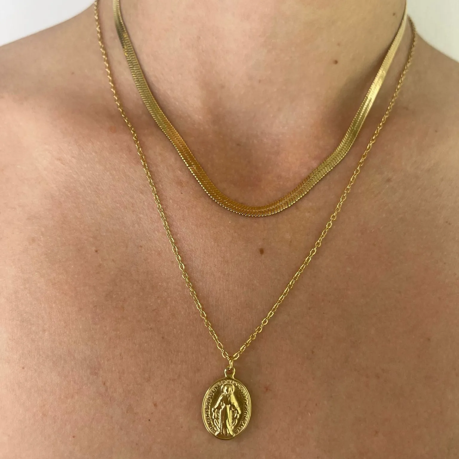COLLAR ACERO VIRGEN DORADO