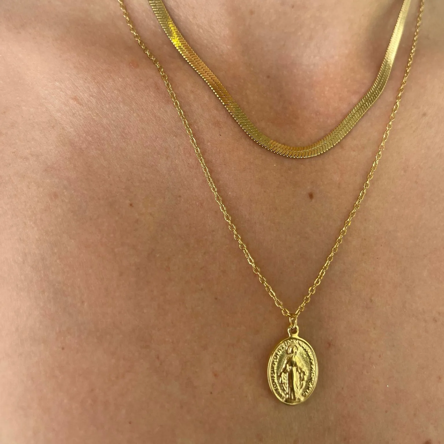 COLLAR ACERO VIRGEN DORADO