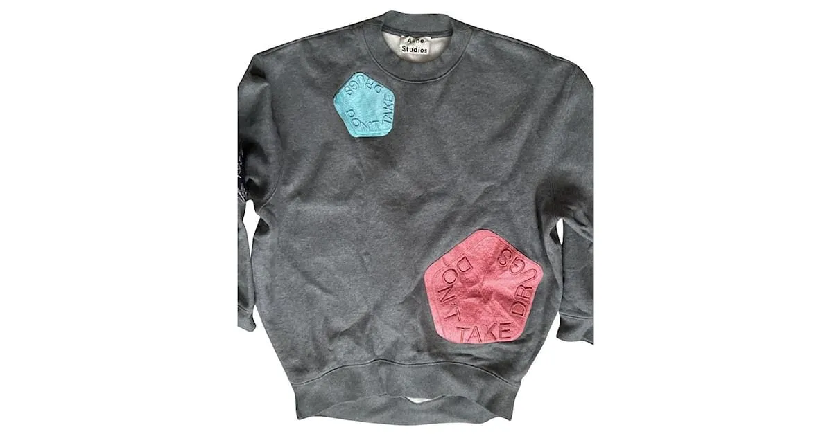 Estudios de acne Gris 