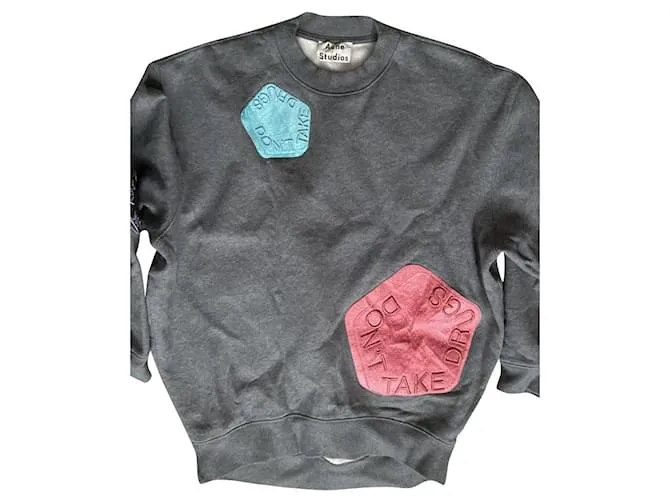 Estudios de acne Gris 