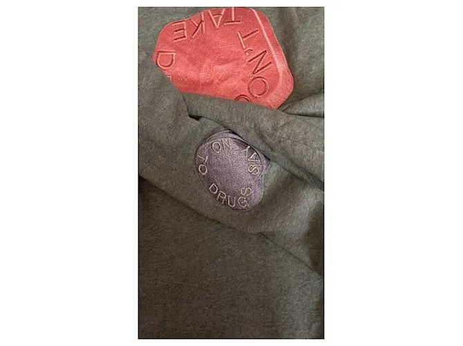 Estudios de acne Gris 