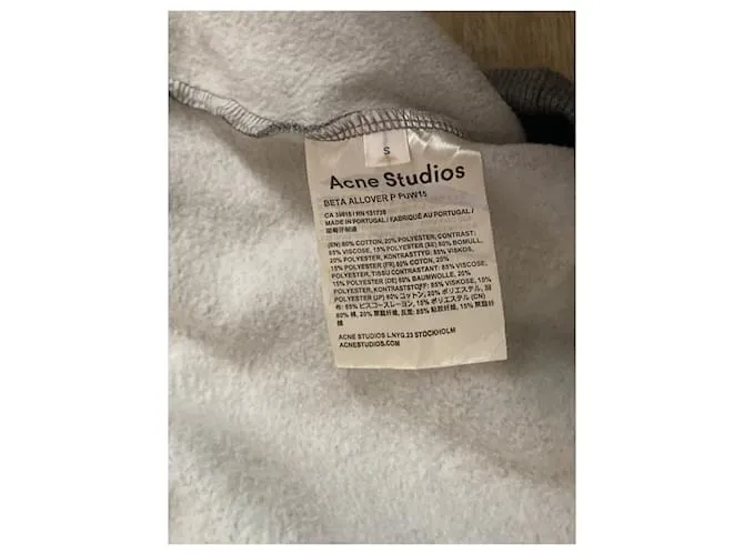 Estudios de acne Gris 