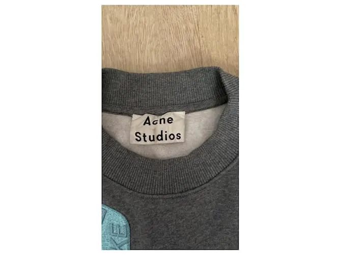 Estudios de acne Gris 