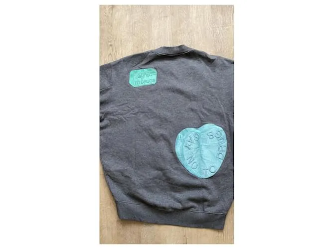 Estudios de acne Gris 