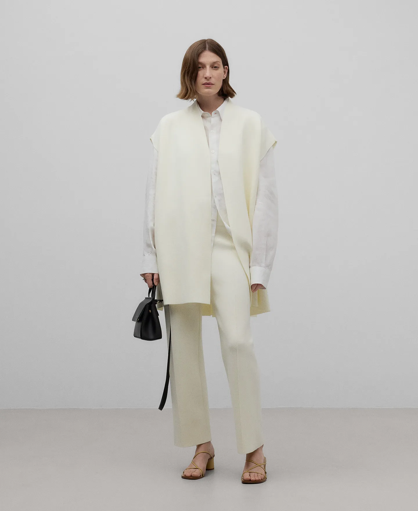 Short vest with belt woman