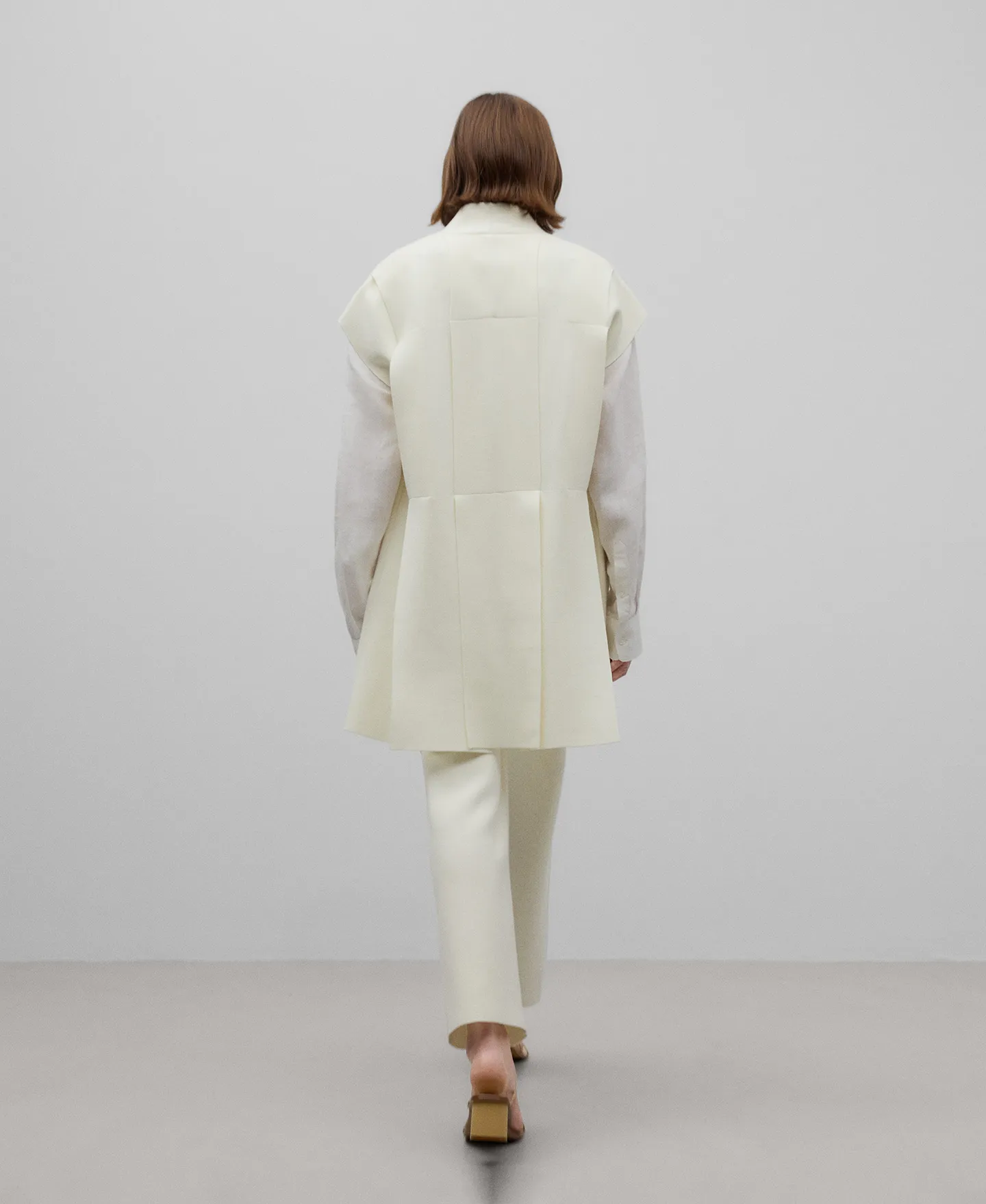 Short vest with belt woman