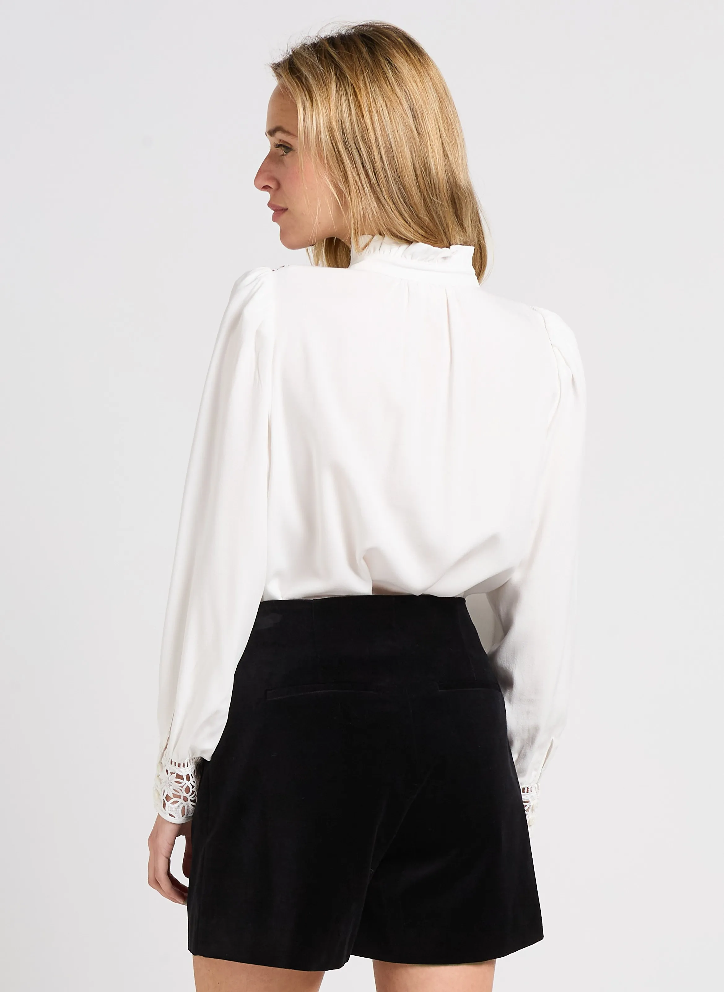 SUNCOO LADY  CAMISA RECTA CUELLO VICTORIANO EN BLANCO