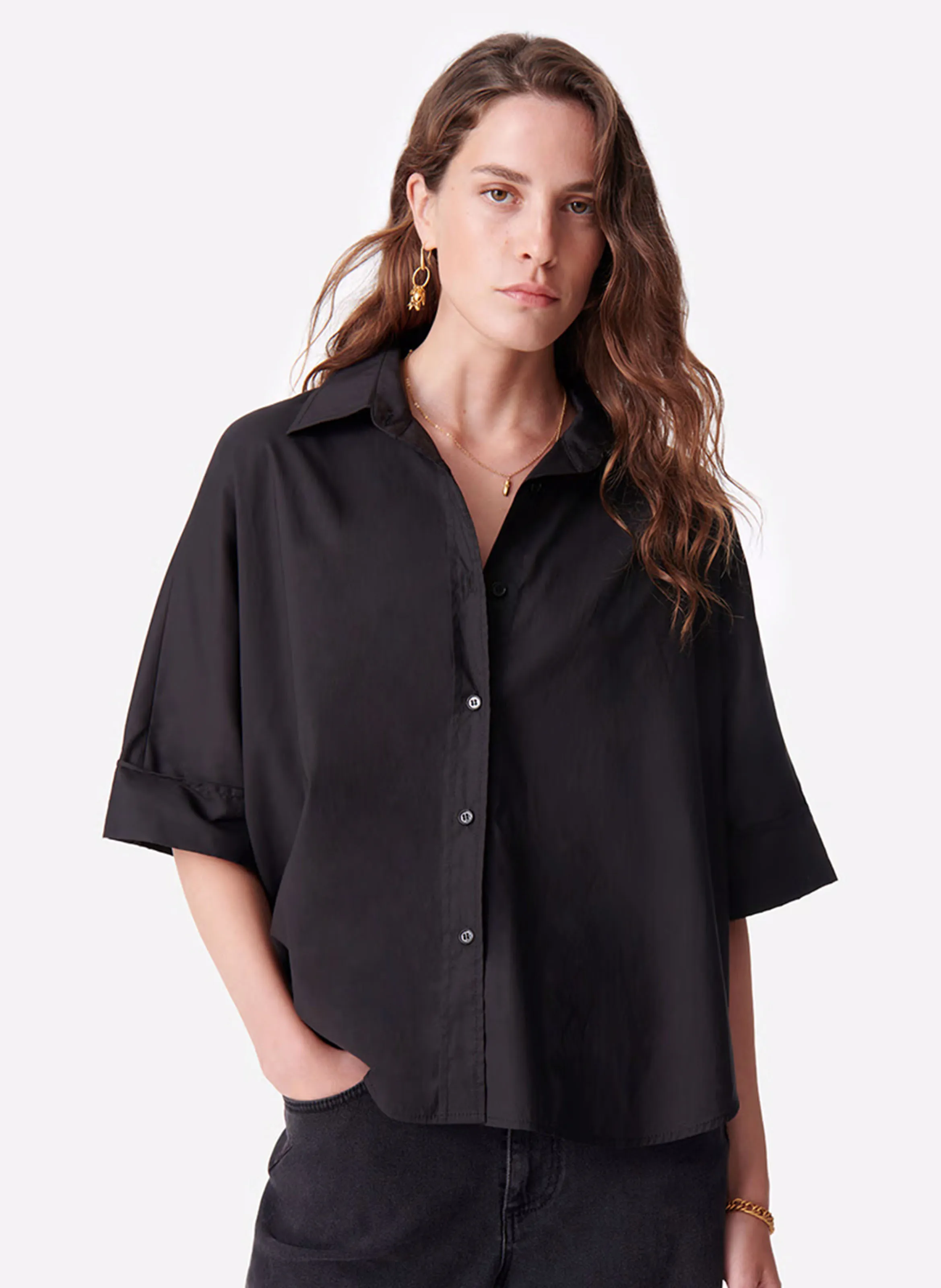 VANESSA BRUNO BOBBY  CAMISA CORTA CON CUELLO CLáSICO EN NEGRO