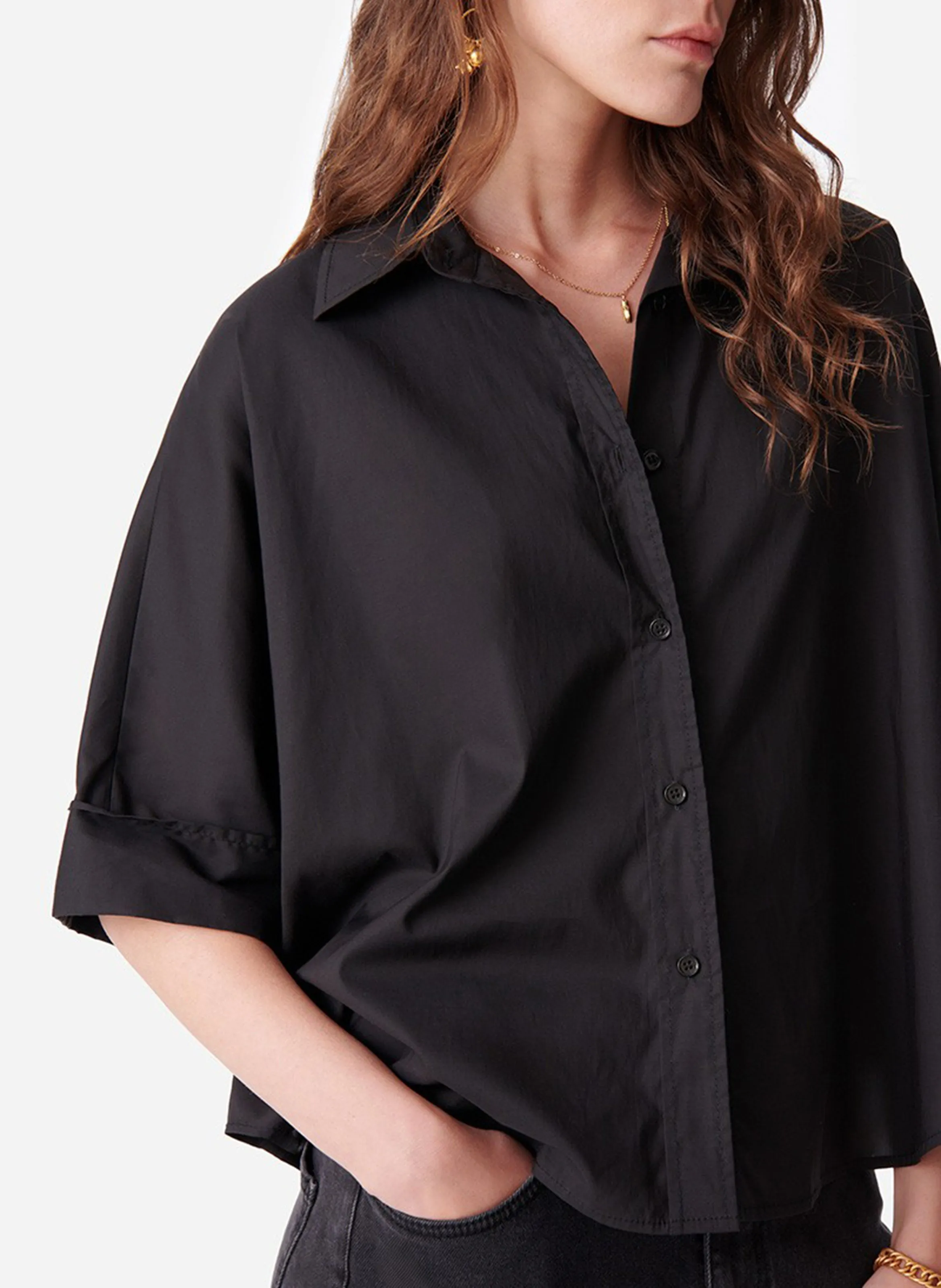 VANESSA BRUNO BOBBY  CAMISA CORTA CON CUELLO CLáSICO EN NEGRO