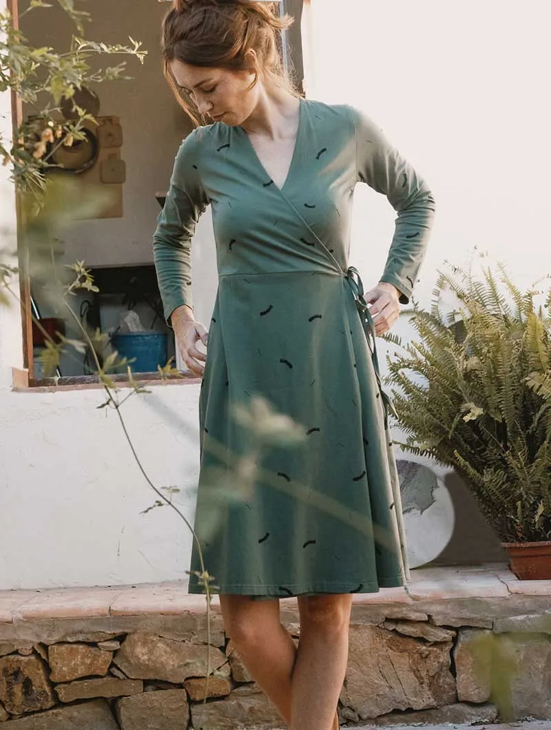 Vestido cruzado de manga larga verde con trazos ecológico
