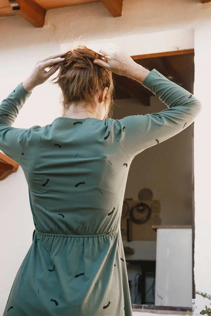 Vestido cruzado de manga larga verde con trazos ecológico