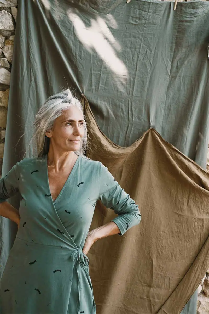 Vestido cruzado de manga larga verde con trazos ecológico